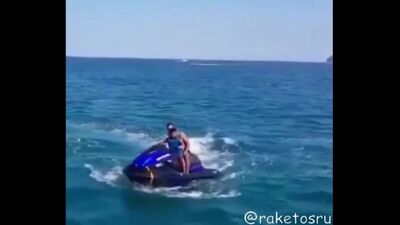 Uma mota de água com turistas a bordo explodiu em pleno mar