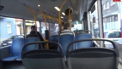 Mamada en el autobús. Le hizo una paja a un chico. Le hizo una paja en el autobús. Le está haciendo una paja a un chico. En público (1)