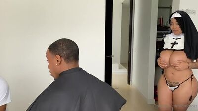 Amorazz & Lil D - Freira, Parte 1: Amorazz, latina, inter-racial, negra, freira, uniforme, fantasia, seios grandes, mamas grandes, rabo grande, rabo grande