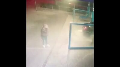 In un autolavaggio a Krasnodar, una ragazza ha iniziato a rompere le scatole al suo ragazzo, e lui le ha spruzzato addosso un getto d'acqua! Non mi stancherei mai di guardarlo!