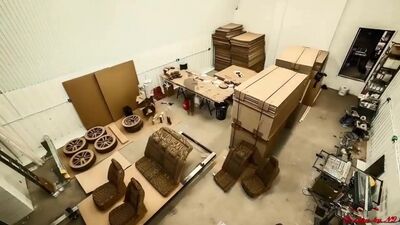 Maqueta de cartón a tamaño real de un Lexus