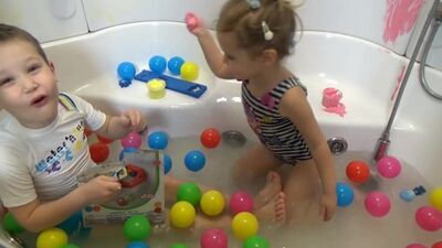 Katya se baña en la bañera con pinturas y juguetes para el baño. Hora del baño con pinturas y juguetes para el baño