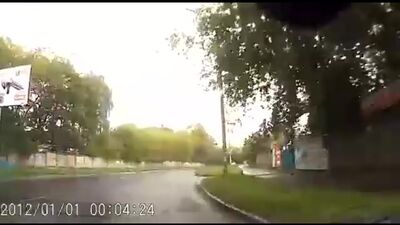 Investito un adolescente in via Galichskaya, all'altezza del civico 98. (360p).mp4