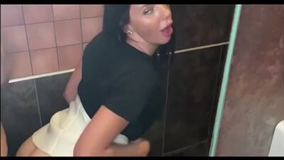 Zrobił to z Rosjanką albo Ukrainką w toalecie [porno, seks, kazirodztwo, lodzik, seks z mężem innej kobiety]