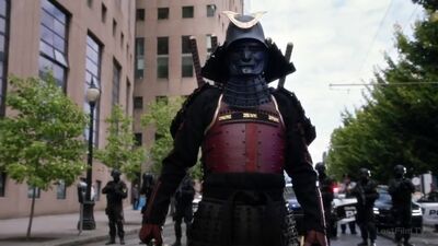 Баррі Аллен (Флеш) рятує Айріс Вест Аллен від самуроїда