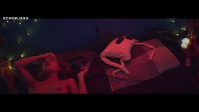 Nino Ninidze, seios à mostra, cena de sexo na série «Na Cama» (2018, Rússia)