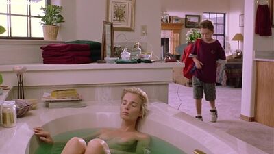 Josie Bissett, Mimi Craven nues - Mikey (1992) 720p Regarder en ligne