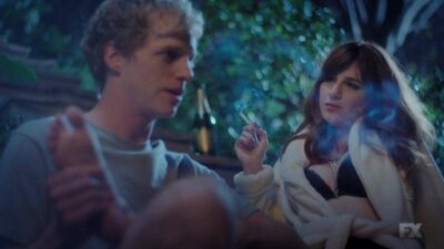 Aya Cash desnuda - «You're the Worst», temporada 1, episodio 1 (2014) HD 720p. Ver online