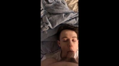 Un chico joven le hace una mamada a una polla grande