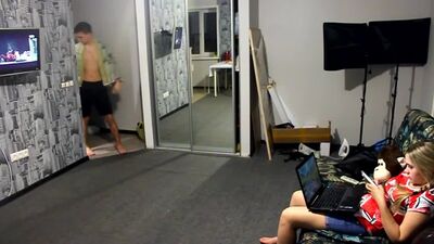 [DIANA DI] HA SMASCHERATO UNA RAGAZZA PER UNO SCHERZO PORNO! LA RAGAZZA GUARDA UN VIDEO PER ADULTI! RAGAZZE CHE DORMONO PER UN PORNO!