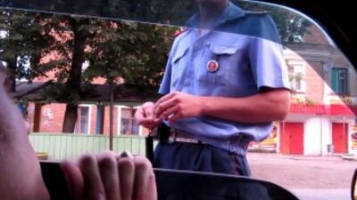 Uma situação engraçada com um agente da polícia de trânsito. Os nervos dele não aguentam!!!