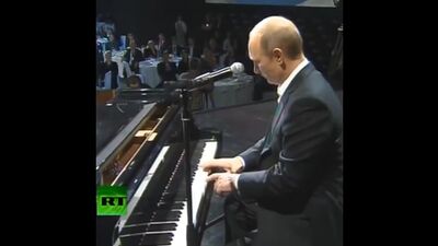 ПУТІН ГРАЄ НА ФОРТЕПІАНО