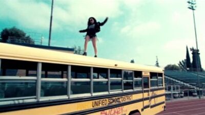 Rose McGowan en el videoclip de Charli XCX - Break The Rules (2014)