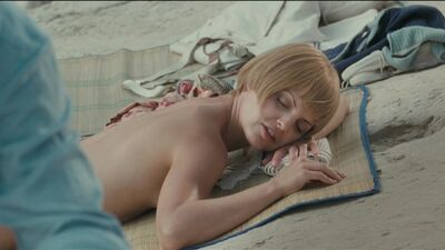 Mena Suvari nago w filmie „Rajski Ogród” (2008)