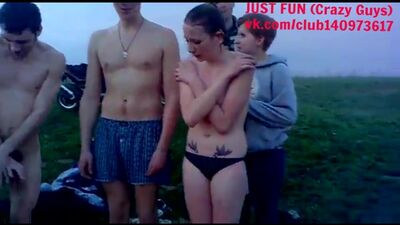 Nager nu Russie bite bite nue nu nu bite pénis seins en public