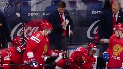 Ovechkin a sauvé son coéquipier en arrêtant le palet qui lui arrivait en plein visage. Il a visiblement pris le temps d'entraîner ses réflexes