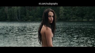 Alicia Vikander aparece desnuda en la película «Las joyas de la corona» (Kronjuvelerna, The Crown Jewels, 2011)