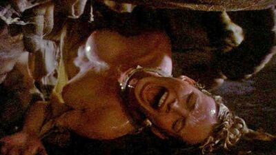 Tentacle kam in der nackten Schauspielerin und dem Fotomodell. Das Mädchen wurde von einem UFO-Wurm vergewaltigt. Sex und Pornos. Tentacle-Pornos und MILF-Sex