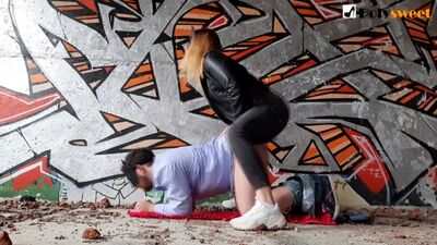 Elle baise un mec avec un gode-ceinture dans une usine abandonnée ABONNE-TOI
