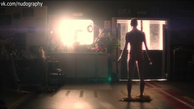 Caity Lotz nue dans le film « The Machine » (2013, Karadog V. James)