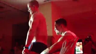 Strip-tease masculin dans un club gay #gay_x #gay #rencontres #moscou #sexe #garçons #beaux #passion #débauche #danse