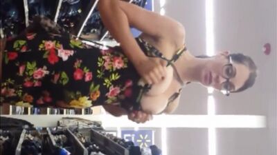 Sai com a namorada sem cuecas por baixo do vestido