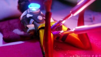 Tracer x Widowmaker: doble penetración; consolador; máquina de sexo; paja; masturbación; látex; porno hentai 3D; [Overwatch]