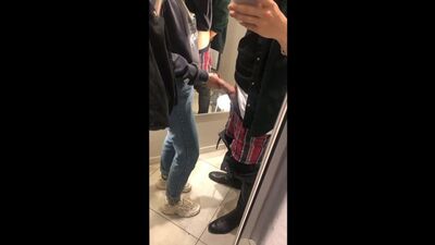 Una ragazzina fa un pompino nel camerino senza vergogna (Porno russo, buona visione, scopata, sesso, sborrata, scopata, giovane, anale)