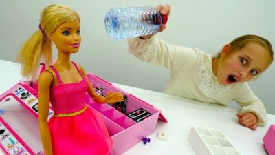 Flip Bottle #DESAFIO da #Barbie e da Melhor Amiga Vary! Vídeo para meninas. Jogos de bonecas