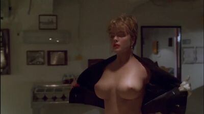Erika Eleniak – Ausschnitt aus dem Film „Under Siege“ – Überraschung aus der Torte mit Erika Eleniaks Brüsten